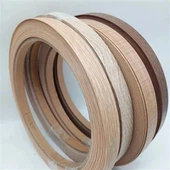 PVC-Kantenband abziehen und aufkleben